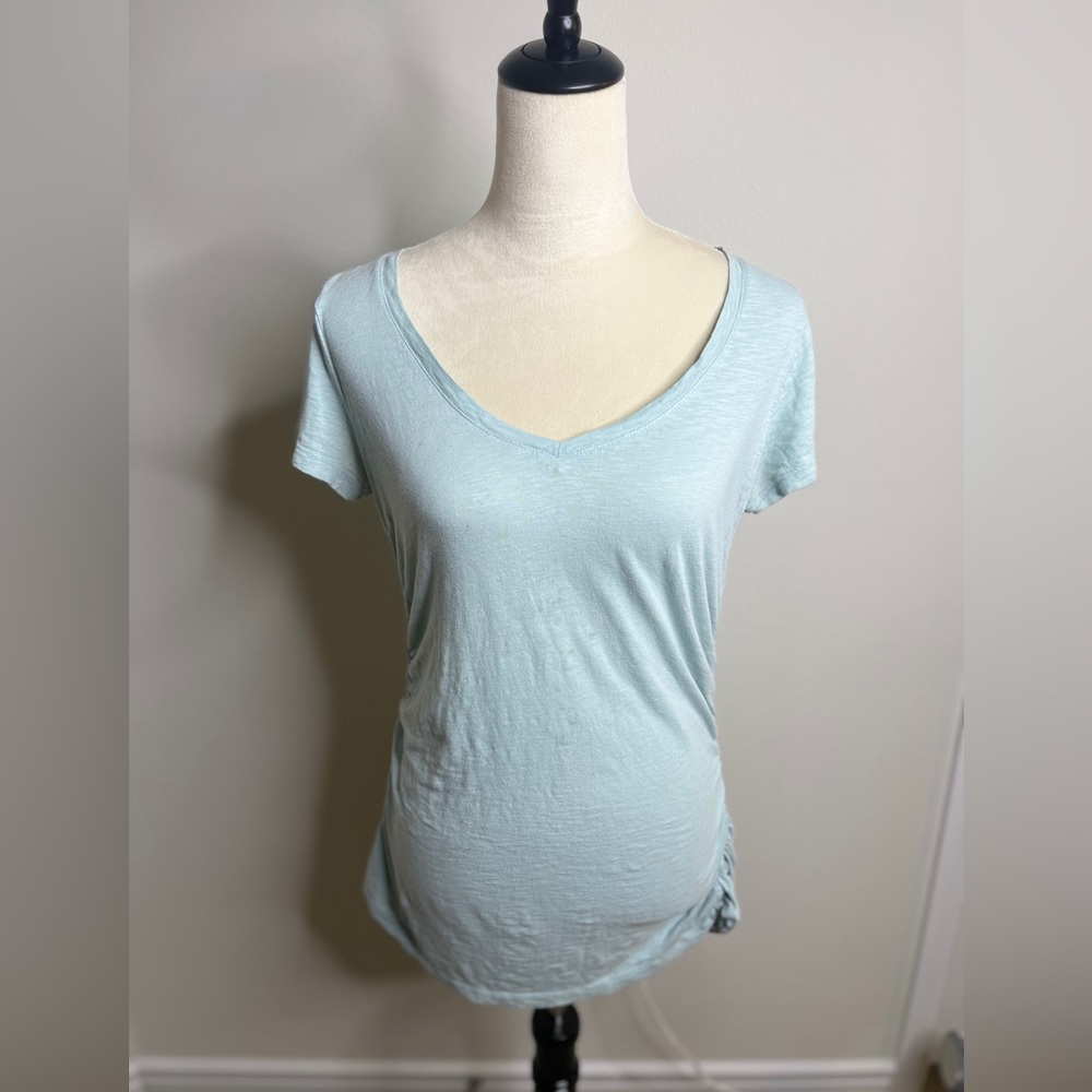 Caslon 🌟excellent condition🌟 slimming v-neck tee with ruching detail on sides